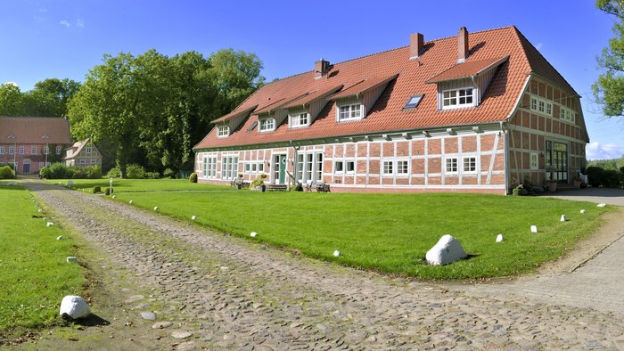 Außenansicht vom historischen Rittergut Poggemühlen mit Park, Foto: Andreas Dittmer